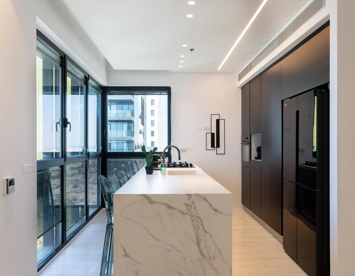 Yalarent Sea-Breeze Penthouse With Jacuzzi Leilighet Bat Yam Eksteriør bilde