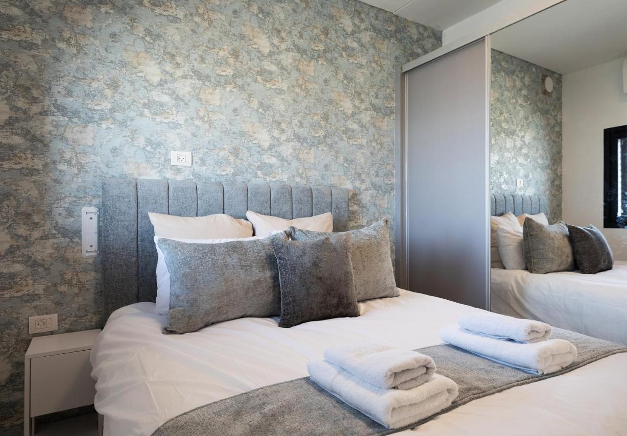 Yalarent Sea-Breeze Penthouse With Jacuzzi Leilighet Bat Yam Eksteriør bilde