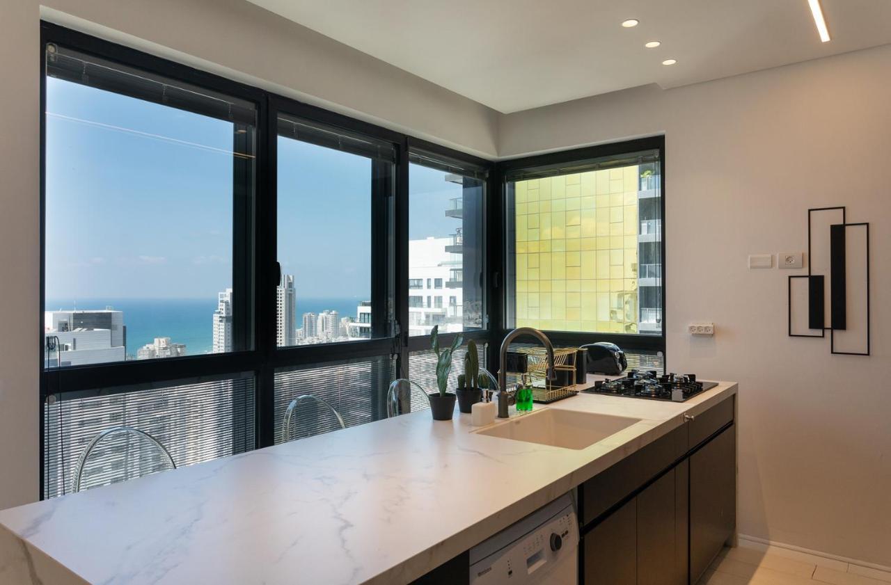 Yalarent Sea-Breeze Penthouse With Jacuzzi Leilighet Bat Yam Eksteriør bilde