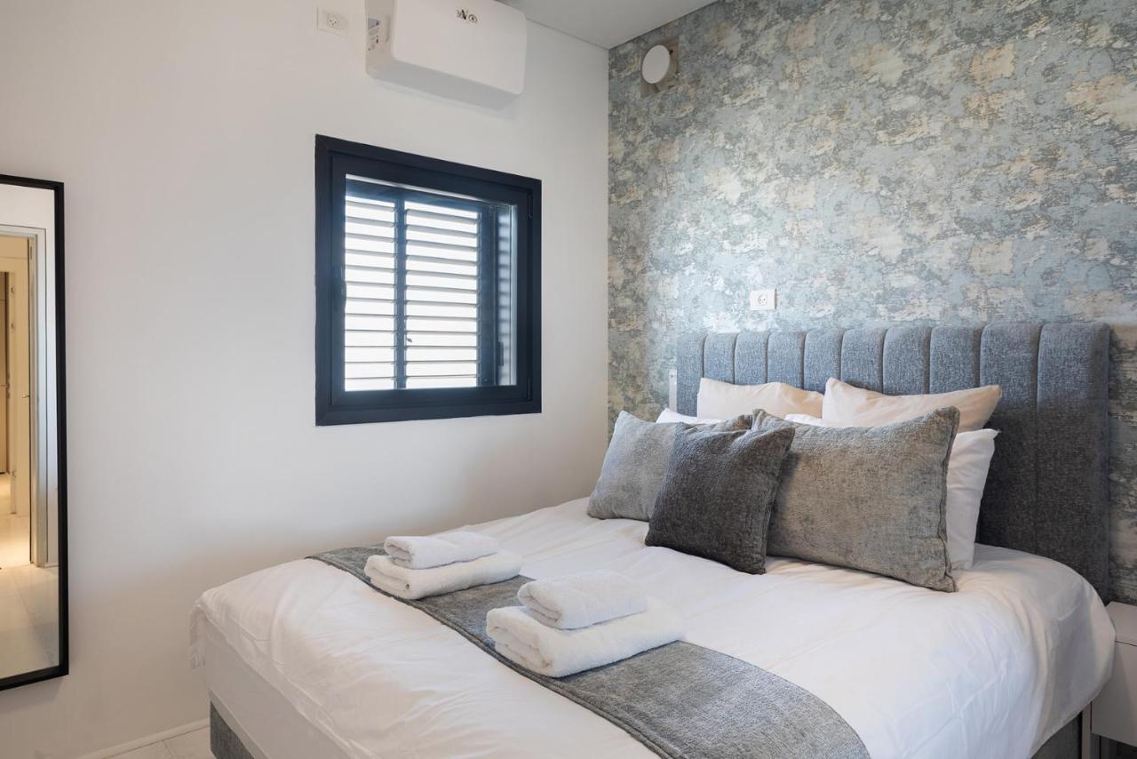 Yalarent Sea-Breeze Penthouse With Jacuzzi Leilighet Bat Yam Eksteriør bilde