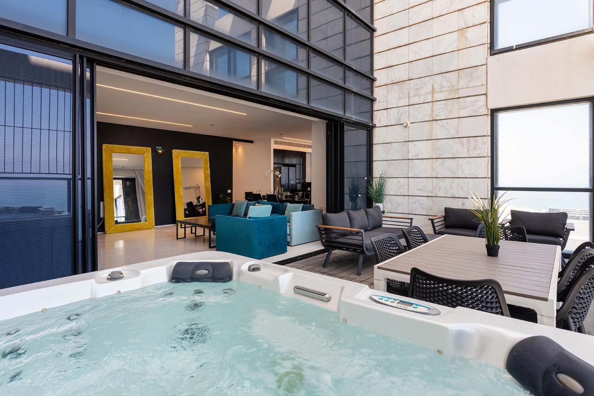 Yalarent Sea-Breeze Penthouse With Jacuzzi Leilighet Bat Yam Eksteriør bilde
